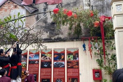 Hoàn Kiếm lưu giữ tục dựng cây nêu lâu đời của Tết Việt