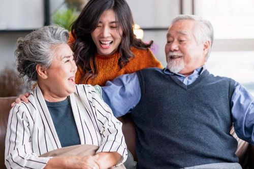 Tuổi già khôn ngoan: 3 thứ cha mẹ nên 'tiết kiệm' với con cái