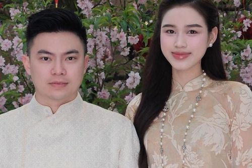 Đỗ Thị Hà năm đầu đón Tết ở quê chồng, biểu cảm của chồng nàng hậu khiến fan thích thú