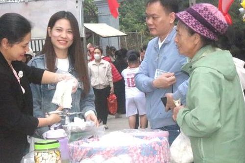 Phiên chợ 'đặc biệt' sáng mùng 2 Tết: Không mặc cả, mua may mắn, bình an