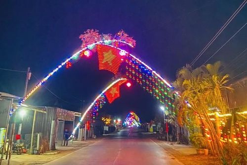 Rực rỡ cây nêu ngày Tết trên cao nguyên Đắk Lắk