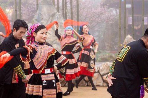Hàng nghìn du khách hào hứng tham gia Hội xuân 'Mở Cổng trời' ở Sa Pa