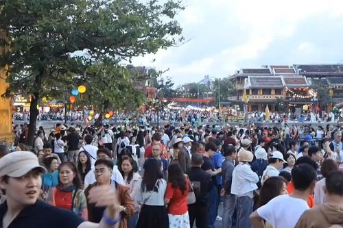 Phố cổ Hội An tấp nập du khách