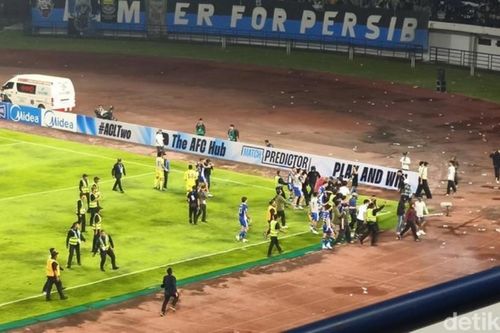 CĐV tràn xuống sân gây nguy hiểm tột độ ở Indonesia