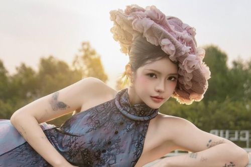 Ciin, vợ Đạt G chuộng 'áo dài' cổ yếm dịp Tết 2026