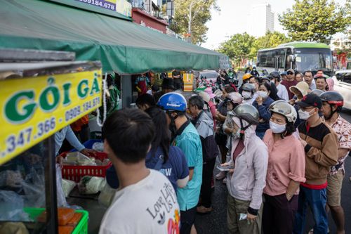 Người dân TP.HCM chờ 40 phút mua gà cúng mùng 3 Tết