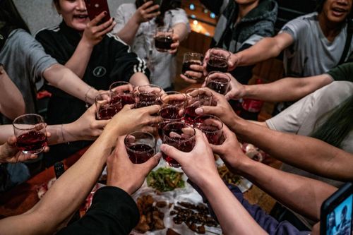 Tại sao có những 'cao thủ' trụ vững trên bàn nhậu?