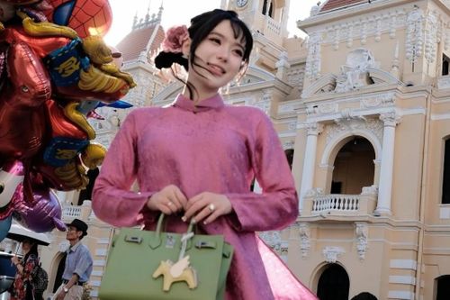 Túi Hermès của con dâu 'ông trùm điện tử' TP.HCM