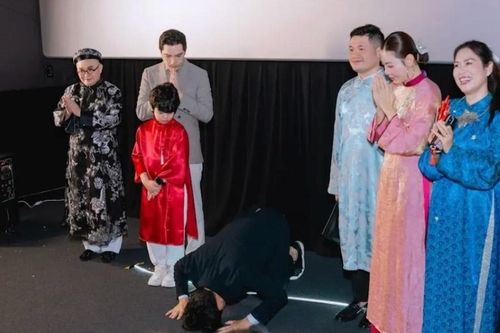 TGĐ Lotte Entertainment Vietnam quỳ lạy - cầu xin hay cảm ơn khán giả?