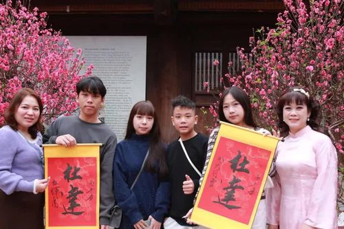 Giữ tinh thần đạo học qua tục xin chữ đầu Xuân tại Văn Miếu - Quốc Tử Giám