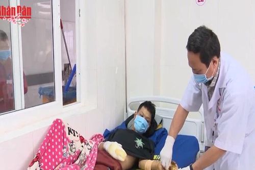 Hơn 100 ca cấp cứu do pháo nổ, bệnh viện căng mình trực Tết