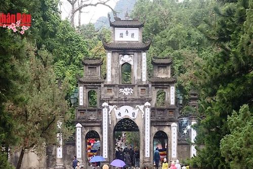 25.000 lượt du khách trẩy hội Chùa Hương trong hai ngày đầu năm mới