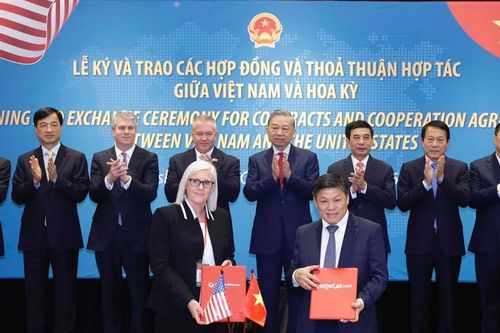Tổng Bí thư chứng kiến lễ ký và trao các thỏa thuận hợp tác giữa Việt Nam và Hoa Kỳ