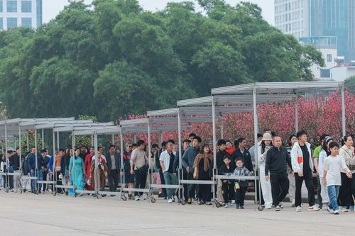 Hàng vạn người vào Lăng viếng Chủ tịch Hồ Chí Minh sáng mùng 3 Tết