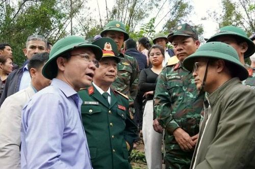 Lãnh đạo tỉnh Quảng Trị chỉ đạo công tác tìm kiếm nạn nhân trong vụ lật thuyền trên sông Gianh
