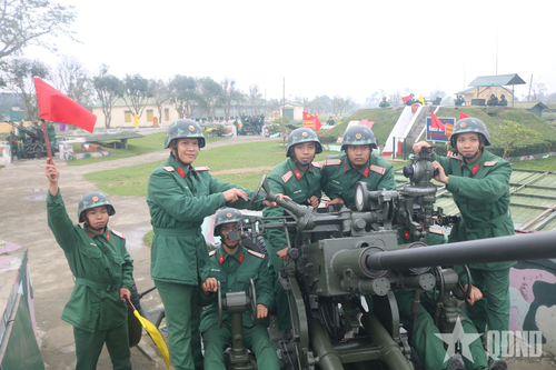 'Mùa xuân người cầm súng'