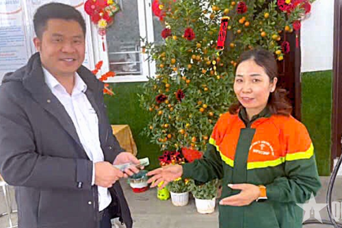 Nhân viên trạm xăng dầu Quân đội trả lại tiền cho người đánh rơi