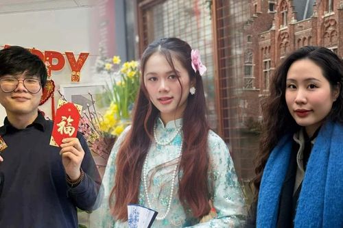 Người trẻ Việt xa quê giữ gìn phong tục Tết truyền thống