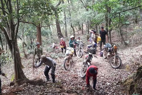 Đồng bào Xơ Đăng lên rừng chống hạn cho sâm Ngọc Linh
