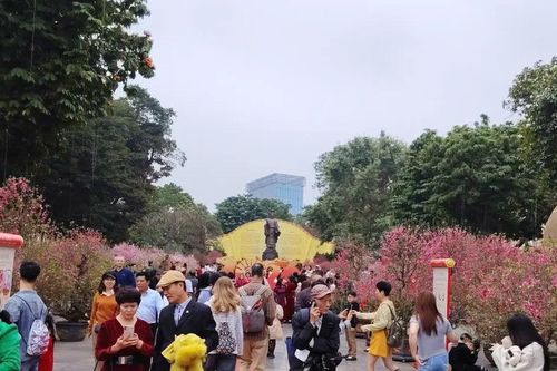 Điểm du xuân 'hot' trong Tết Bính Ngọ: Vườn đào quý rực rỡ bên tượng đài Vua Lý Thái Tổ