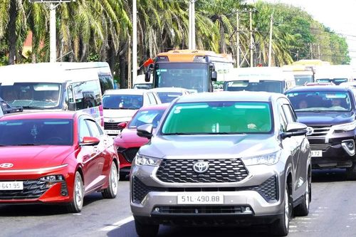 Dòng người đổ về biển Vũng Tàu du xuân