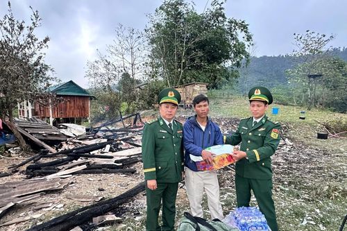 Đồn Biên phòng Ba Nang kịp thời hỗ trợ hộ dân bị hỏa hoạn tại xã Đakrông