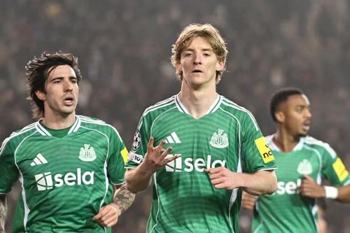 Gordon ghi 'poker', Newcastle chơi tennis trên sân Qarabag