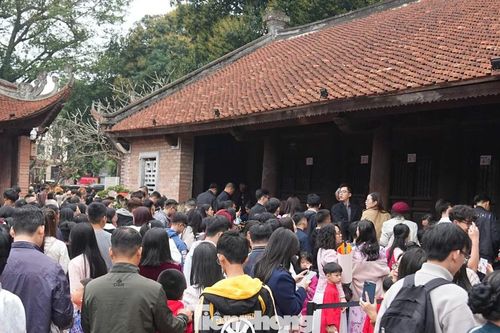 Chen chân cầu đỗ đạt Mùng 2 Tết