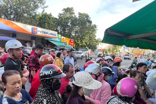 Xếp hàng mua gà luộc, vịt quay cúng 'hóa vàng' mùng 3 Tết