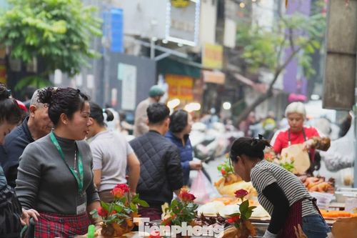 Chợ Hà Nội nhộn nhịp ngày lễ hóa vàng mùng 3 Tết