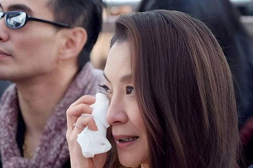 Dương Tử Quỳnh khóc