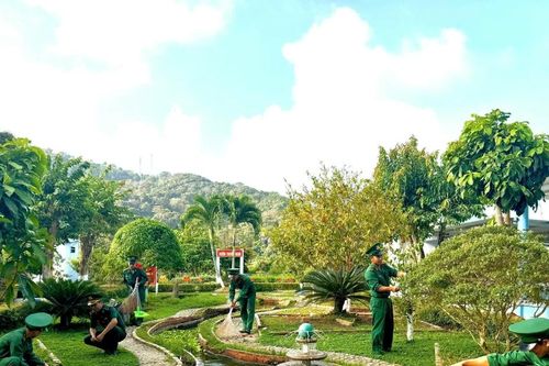 Xuân ấm từ những vườn rau người lính giữa trùng khơi