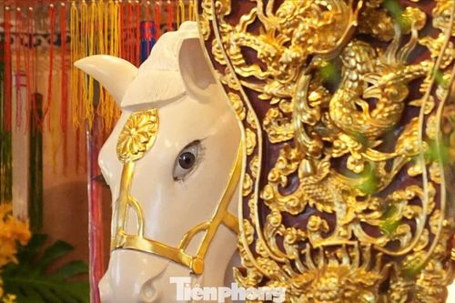 Hàng nghìn người đổ về đền Bạch Mã xin lộc