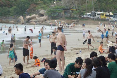 Bãi biển Nha Trang đông nghịt