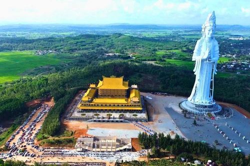 Cầu an dưới tượng Phật cao nhất Việt Nam