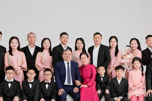 Bố mẹ ở Nghệ An sinh 5 con gái, 5 chàng rể đưa cả gia đình về ngoại đón Tết