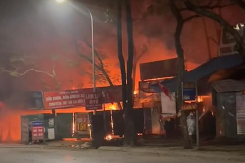 Cháy cơ sở sửa xe máy trong đêm mùng 2 Tết ở Hà Nội, khói đen cuồn cuộn bốc cao