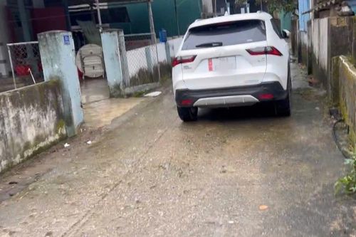 Bị phản ánh đỗ ô tô chắn ngõ ngày Tết, nam tài xế tuyên bố 'phạt 100 triệu cũng được'