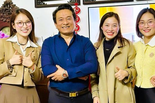 Ba chị em MC Khánh Vy về chúc Tết thầy giáo cũ