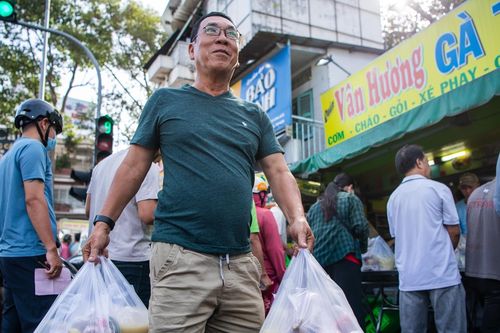 Người dân TPHCM xếp hàng dài mua gà cúng hóa vàng mùng 3 Tết