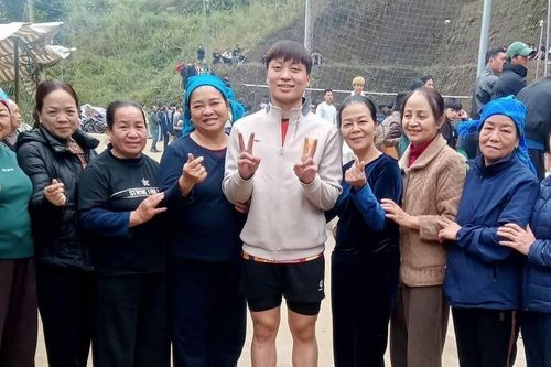 Đặng Thị Hồng bất ngờ tái xuất bóng chuyền, NHM vây quanh