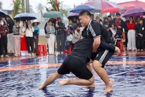 Khán giả đội mưa xem hội vật làng ở Thanh Hóa