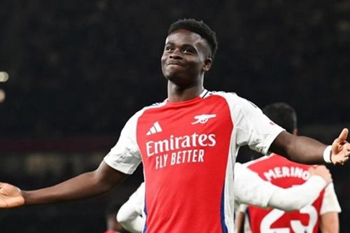 Arsenal gia hạn hợp đồng với Bukayo Saka đến năm 2031, Man City áp sát Tino Livramento