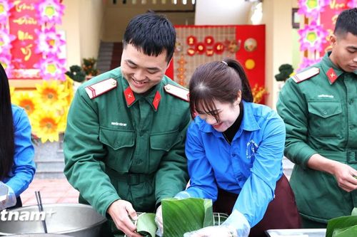 Tết Bính Ngọ lính trẻ xa nhà, chan chứa tình đồng đội