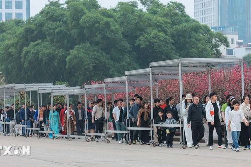 Mùng 3 Tết, hàng vạn người trang nghiêm vào Lăng viếng Chủ tịch Hồ Chí Minh