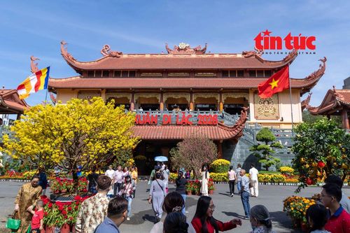 Người dân TP Hồ Chí Minh vãn cảnh chùa dịp đầu Xuân Bính Ngọ