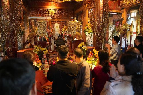 Đầu năm Bính Ngọ, người dân Thủ đô tìm về đền Bạch Mã cầu an