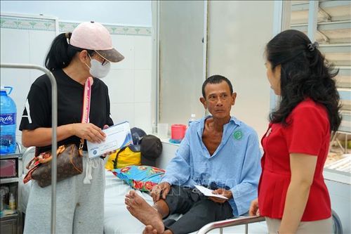 Trao quà Tết cho bệnh nhân đang điều trị nội trú