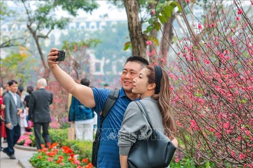 Rộn ràng du Xuân bên hồ Hoàn Kiếm mùng 3 Tết