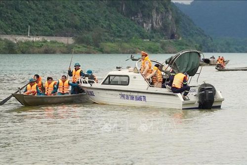 Hỗ trợ thân nhân nạn nhân vụ lật thuyền trên sông Gianh